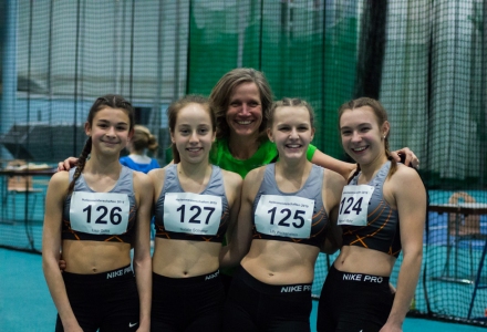 Staffel der wJU16 mit Trainerin Martina 